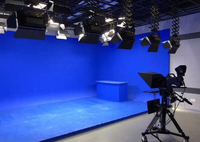 虚拟演播室 抠像拍摄用绿屏还是蓝屏到底有啥区别
